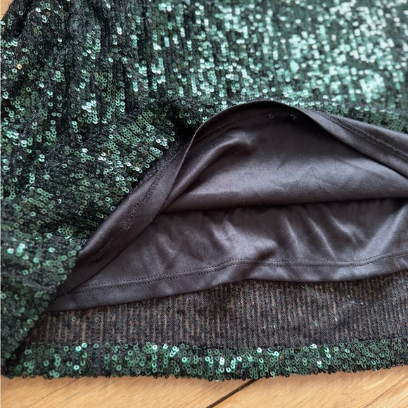 🍂CLEAROUT Green Sequin Halter Top - Cable & Guage - Picture 5 of 12